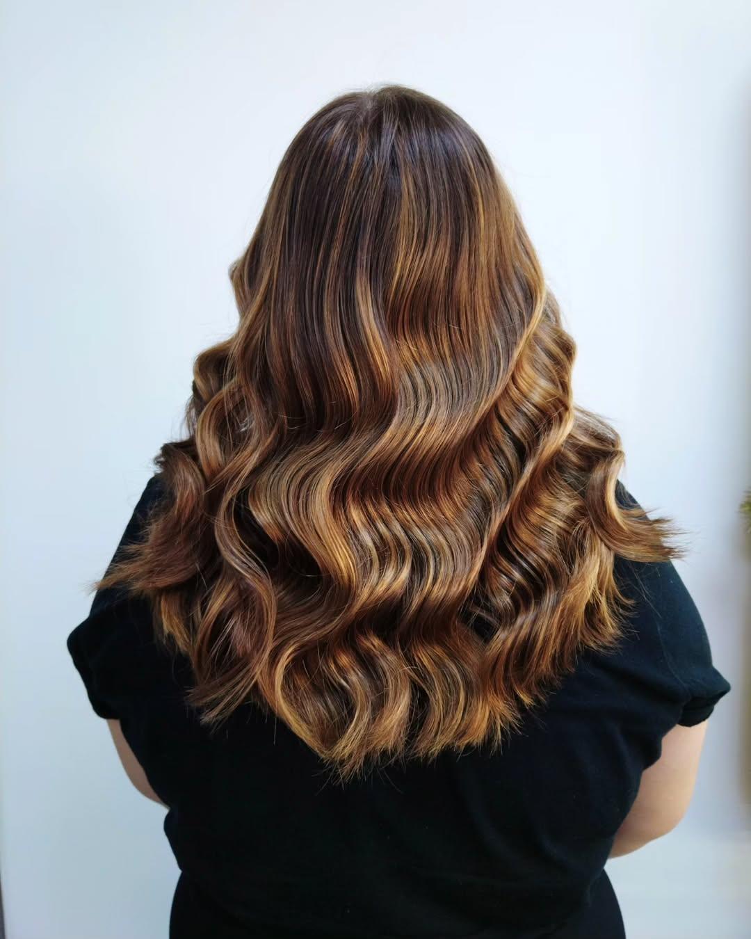 Craquez pour ce sublime Color Flash lumineux aux nuances Golden, réalisé grâce à notre technique phare en salon ✨☀️

Un grand bravo au salon @coiffandcochallans pour cette création éclatante ! 👏

 ​ ​