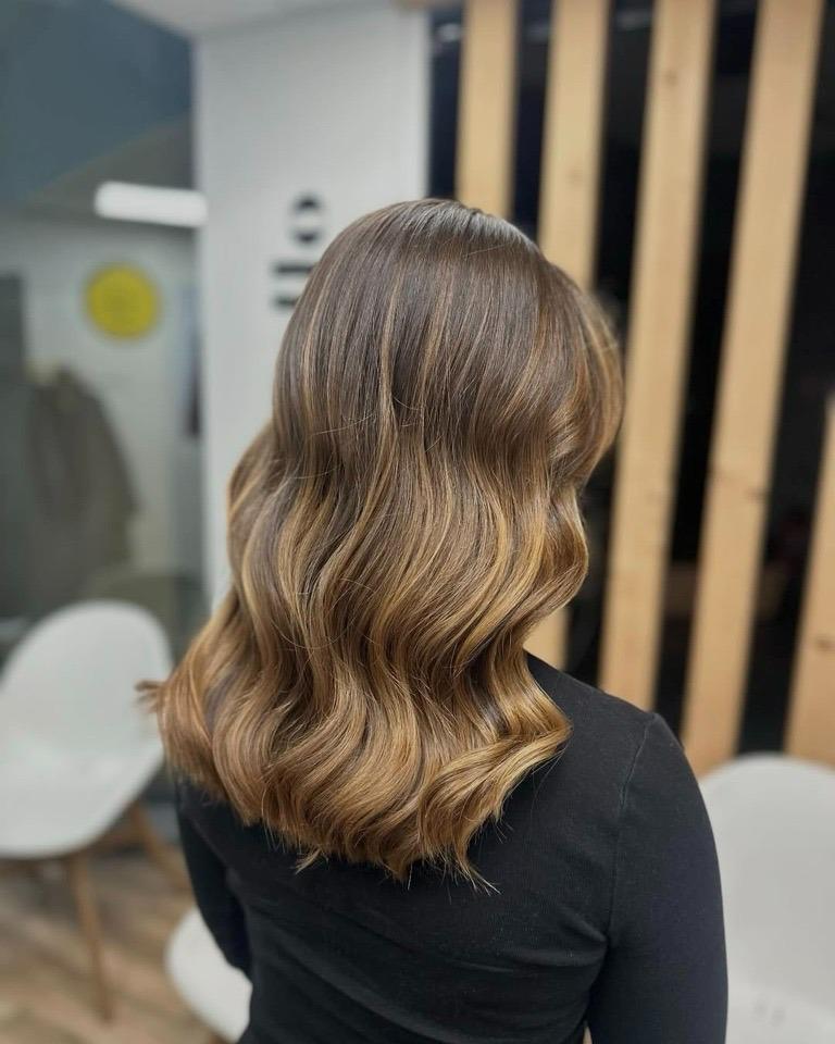 Un avant / après fabuleux !

Grâce à ce balayage lumineux, la chevelure retrouve éclat et mouvement ✨ Des reflets miel et caramel parfaitement fondus pour un rendu naturel et plein de vie 🌟

Chez Coiff&Co, nos coiffeurs subliment vos cheveux tout en respectant leur nature.

Retrouvez la liste de nos salons via notre lien en bio !

Bravo à @coiffandco.toursnord 👏