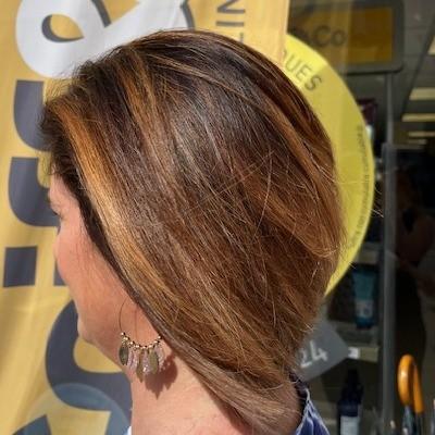 réalisation d'une couleur et d'un color flash pour l'éclat de la chevelure