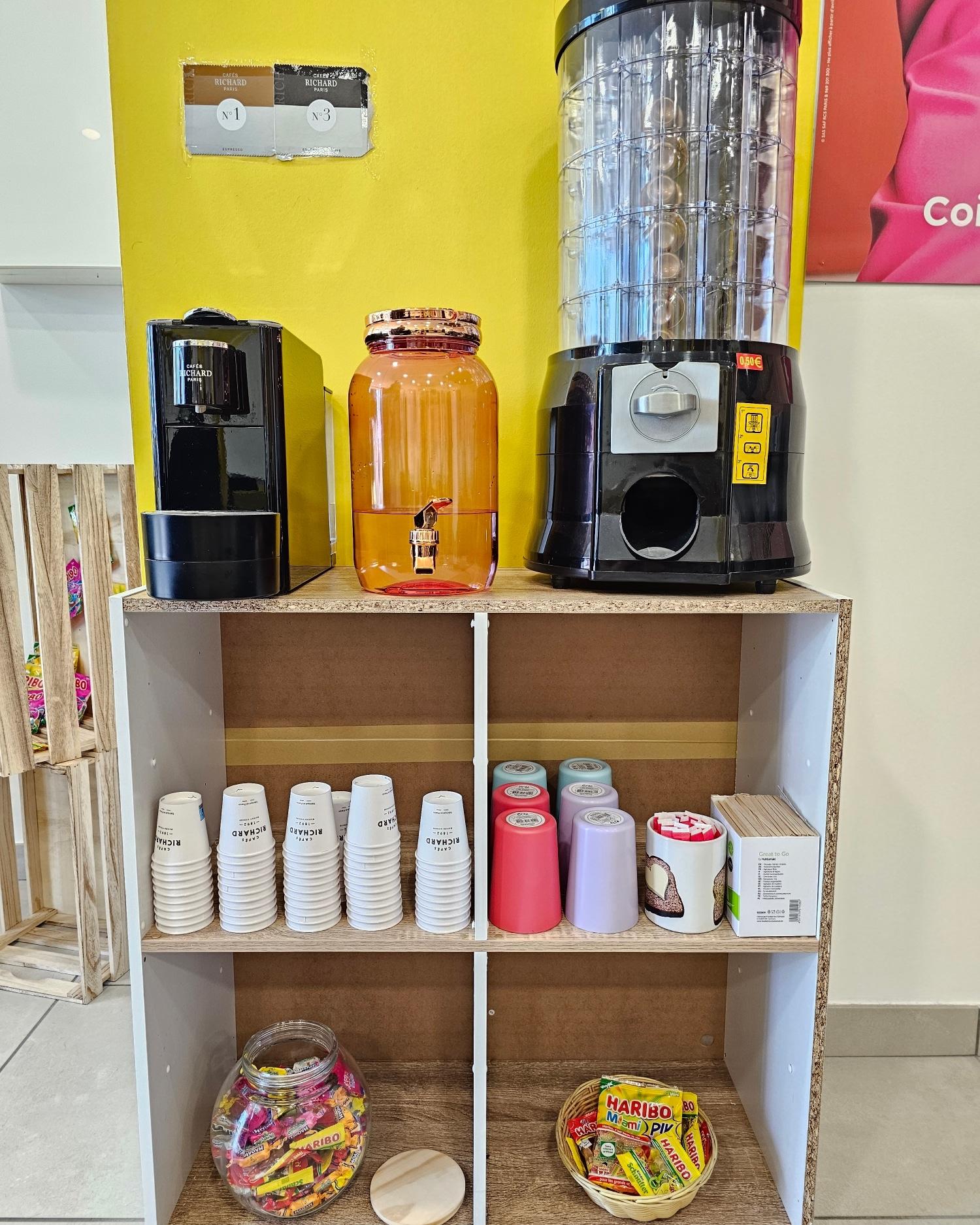 Espace boisson (eau + café richard)