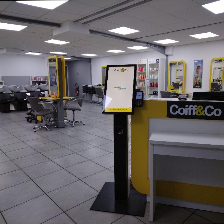 Salon avec borne pour vous enregistrer