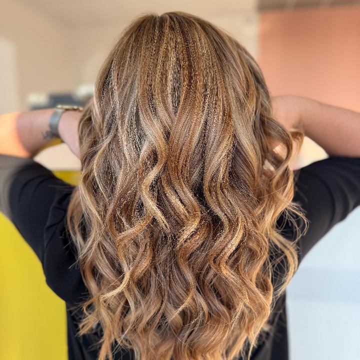✨ Balayage caramel & ondulations glamour !